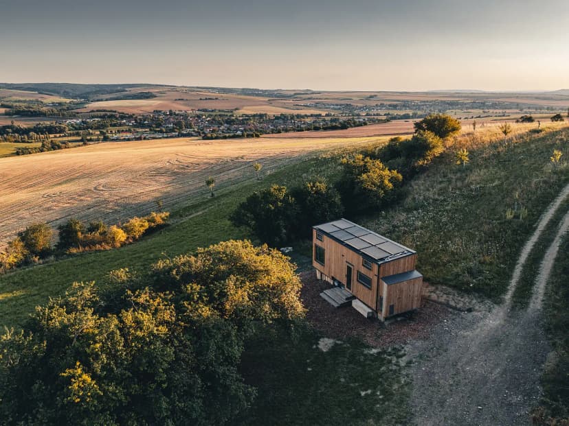 Tiny house Glamping Meze u Bučovic z výšky, dřevěný domek na samotě nad údolím ve večerním světle