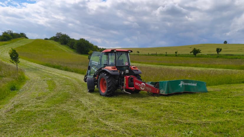Sečení pastviny na ekofarmě Člupy v Marefech u Bučovic, traktor v kopcovité krajině