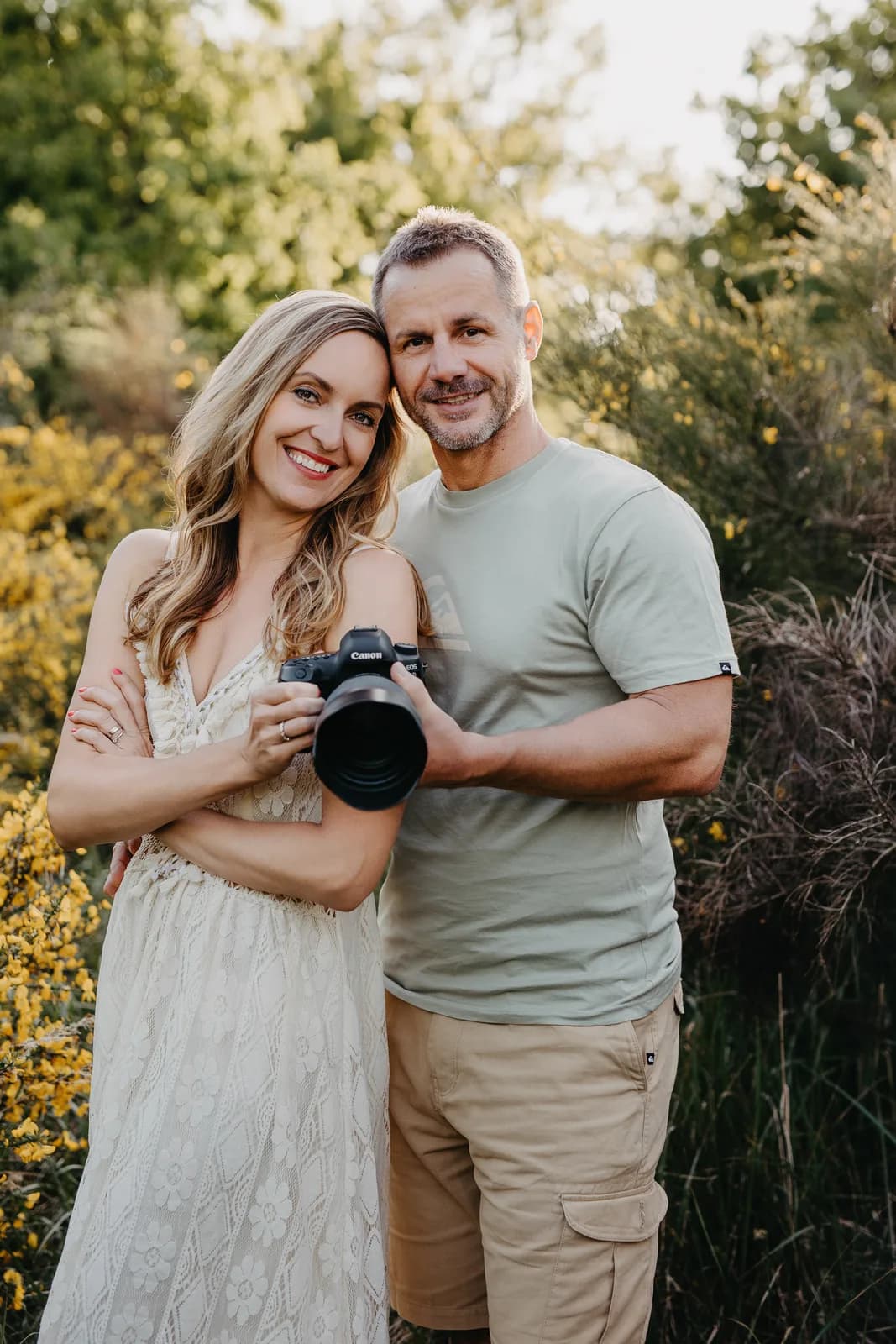 Marcel a Veronika Kotykovi z Fotojinak, lektoři kurzů fotografie a úpravy fotek, s fotoaparátem Canon