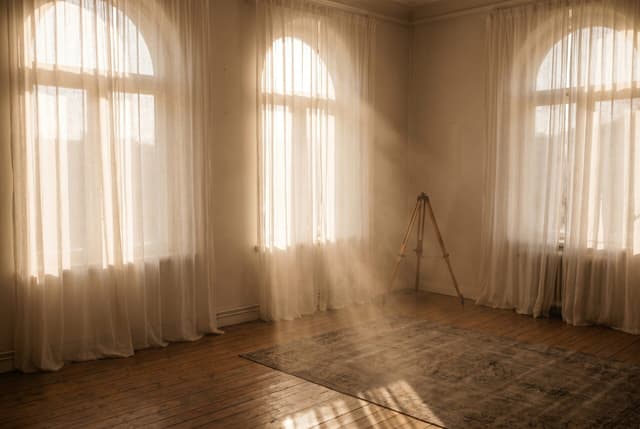 Ateliér Marcely Kramářové, intimní prostor pro akt v páru, denní světlo, klidná atmosféra Brno