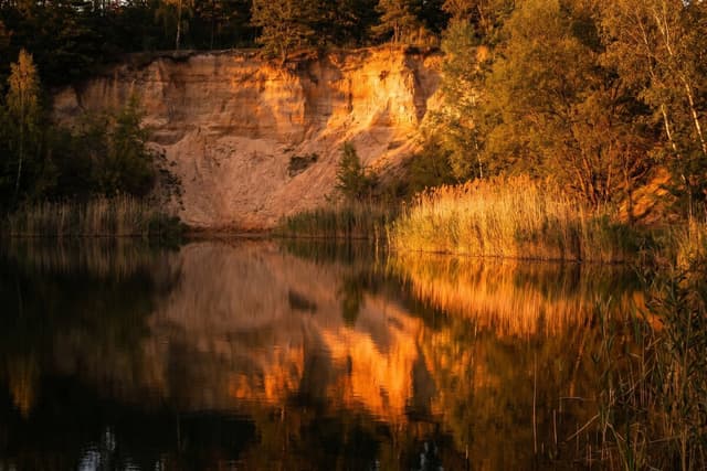 Těhotenské focení Růženin lom Brno, syrové skalní stěny jako kulisa, moderní estetika