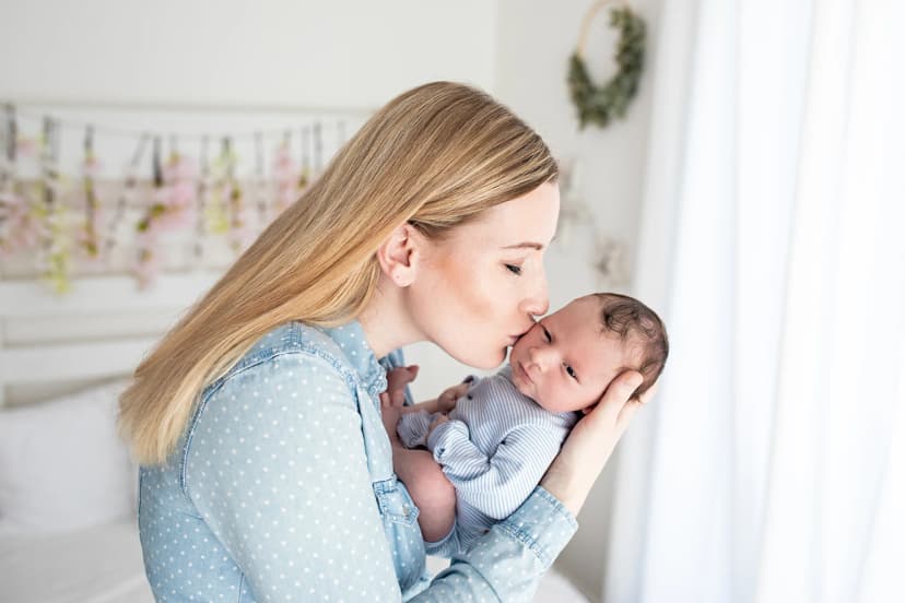 Marcelino newborn focení Brno, maminka líbající miminko v ateliéru v Čechyni nedaleko Brna