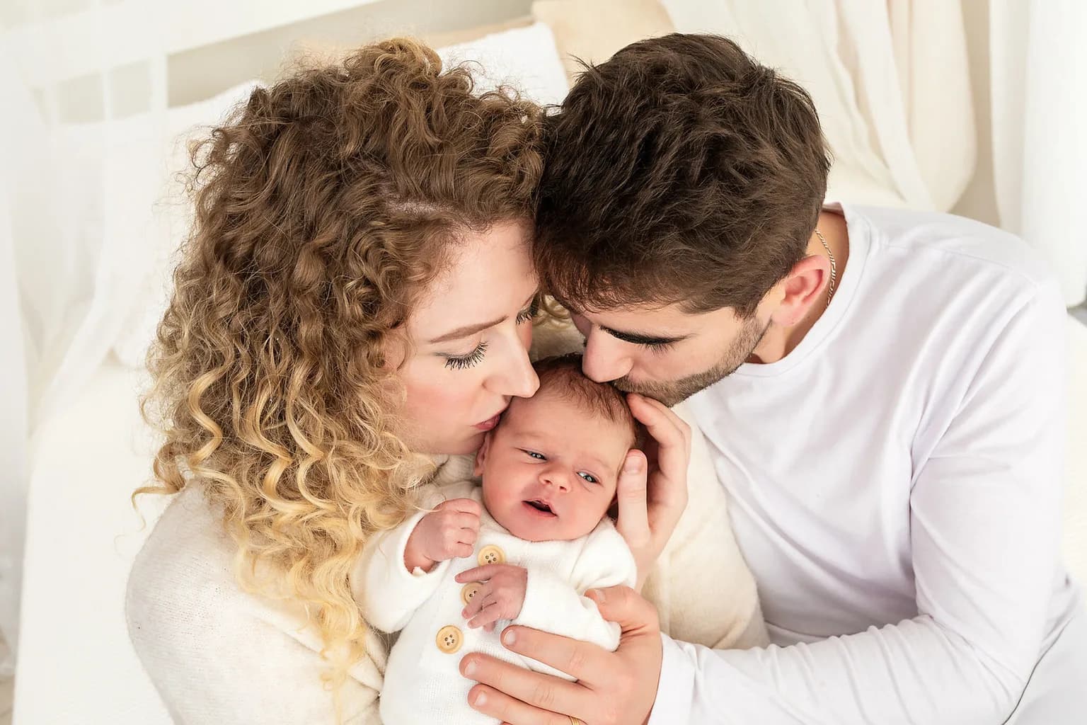 Newborn focení miminka v rodině s pejskem, klidná chvíle doma v Brně