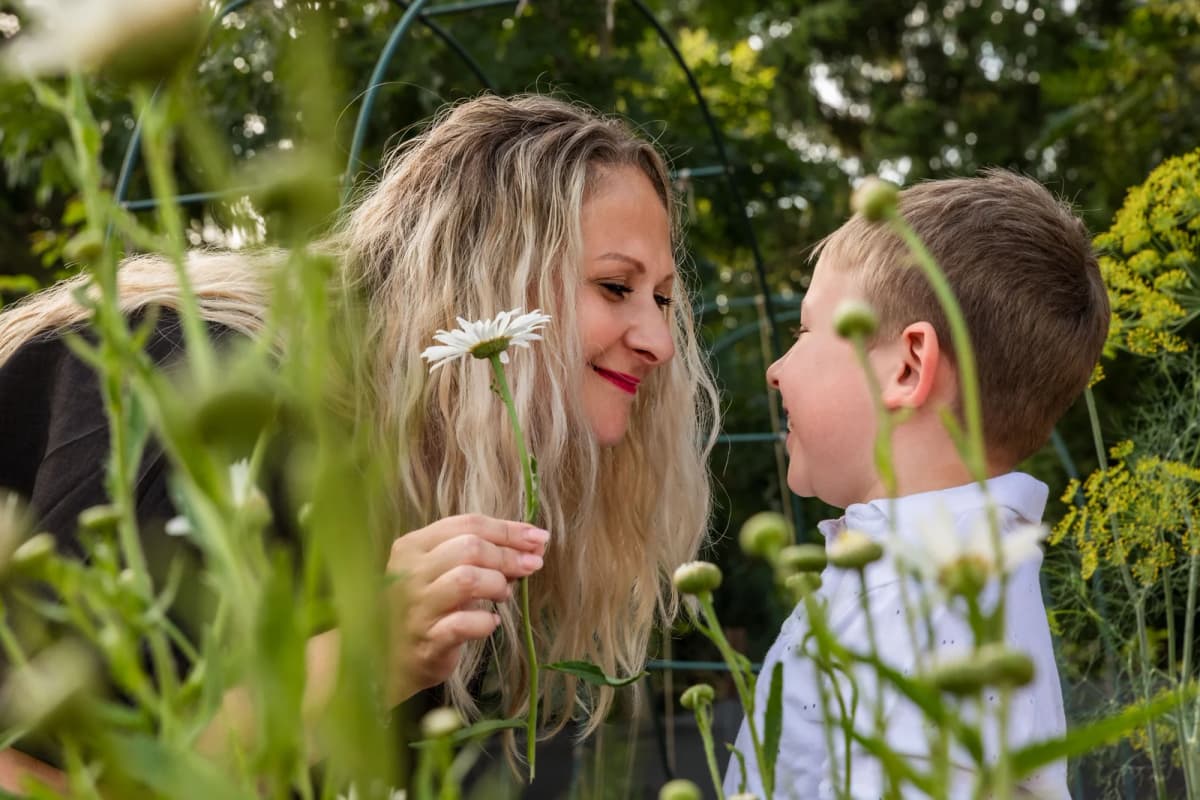 Maminka Míša a Matyášek mezi květinami na zahradě v Čechyni