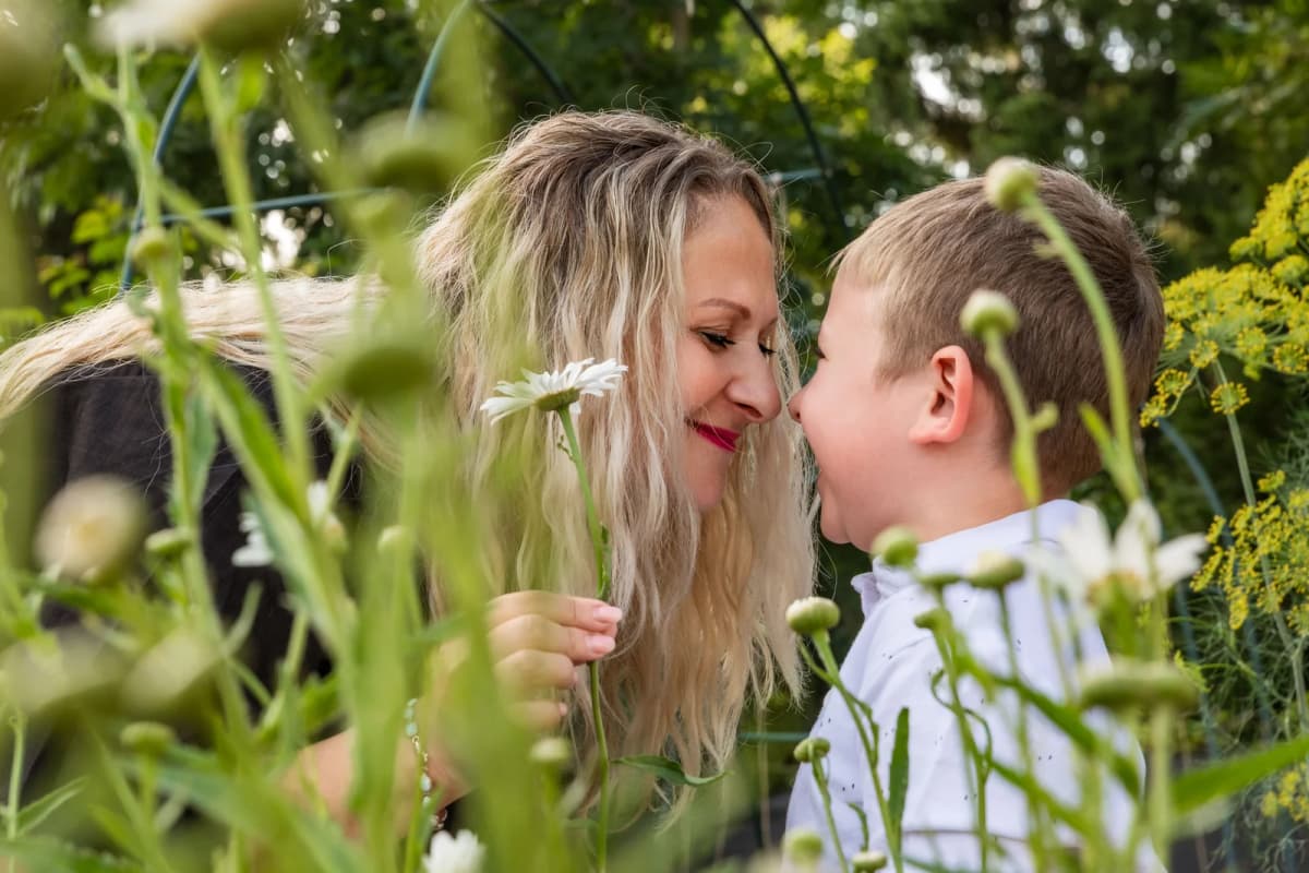 Maminka Míša a Matyášek nos na nos, jemný moment mezi sedmikráskami