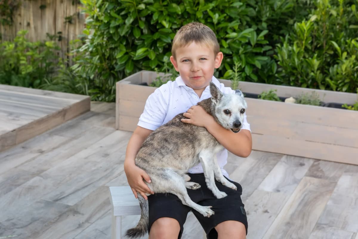Matyášek drží 16letého Báďu v náručí — společnost při poslechu narozeninové písničky
