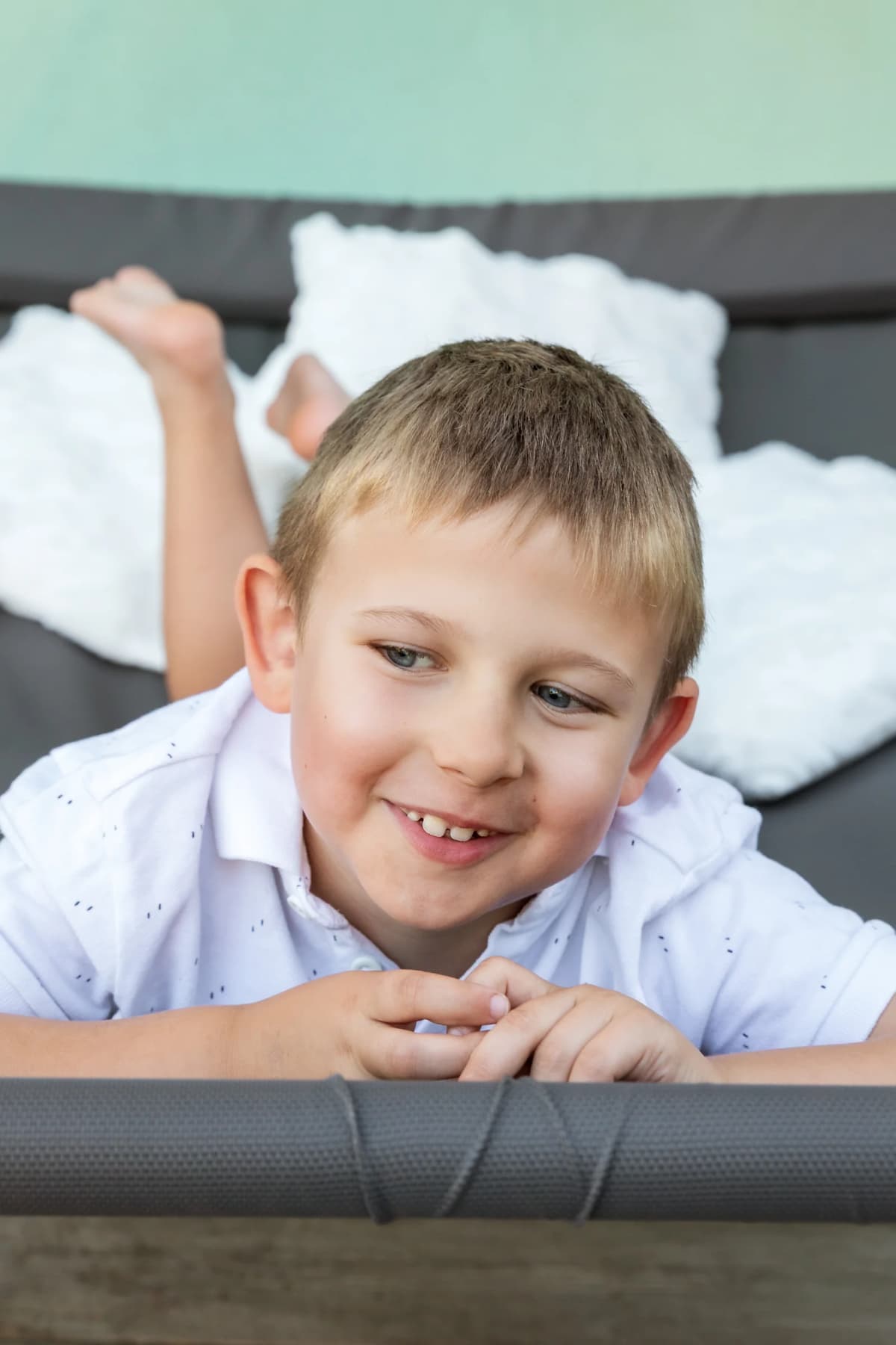 Rodina na terase poslouchá písničku od AI, mentolové pozadí, dojetí