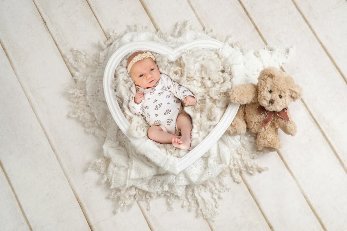 Novorozená sestřička s medvídkem, newborn focení v ateliéru v Čechyni u Brna
