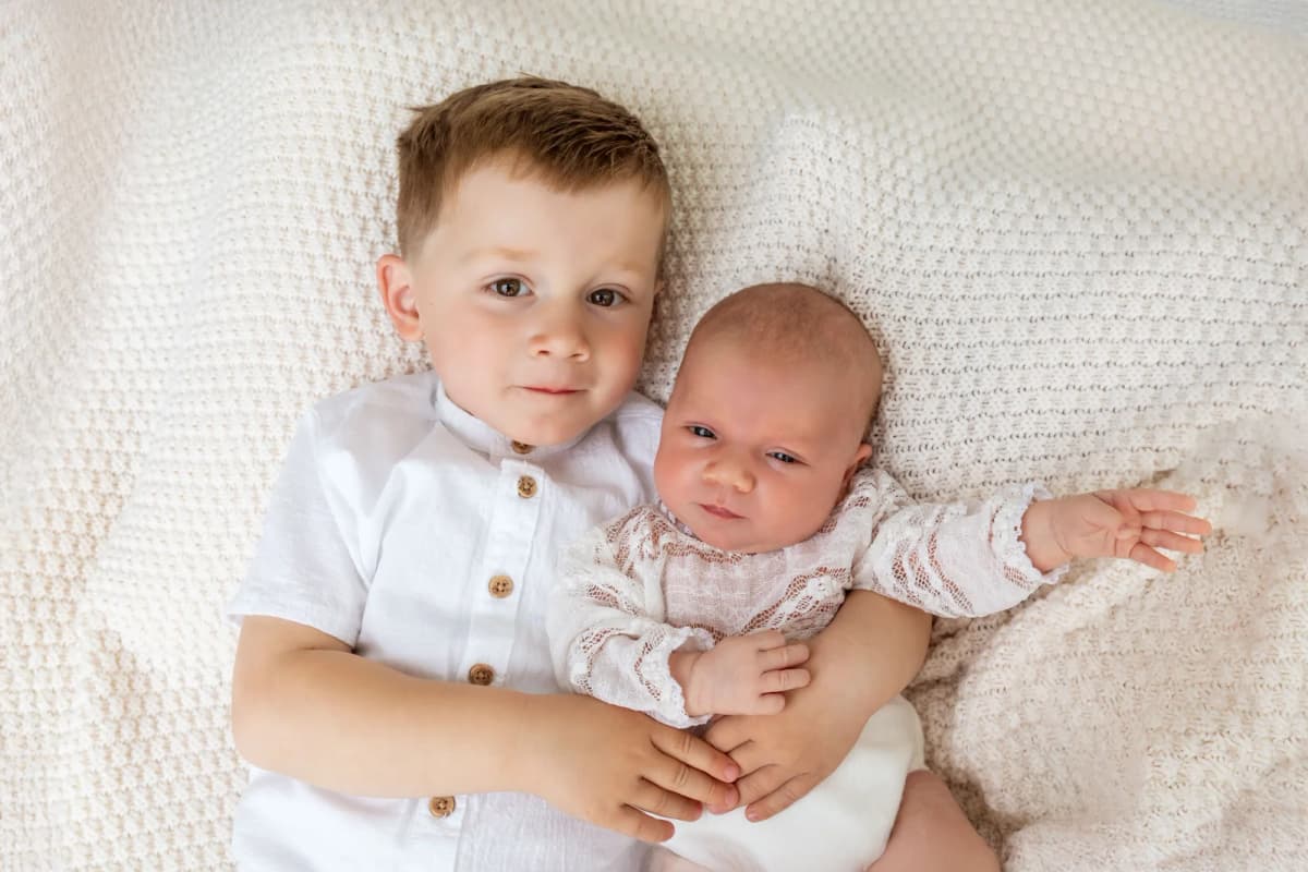 Detail newborn focení s českým oblečením v ateliéru v Čechyni