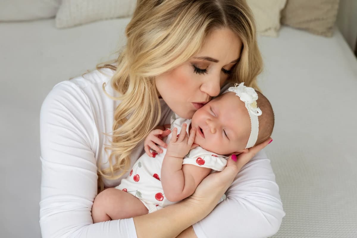 Bráška u novorozené sestřičky na polštářku, sourozenecké newborn focení