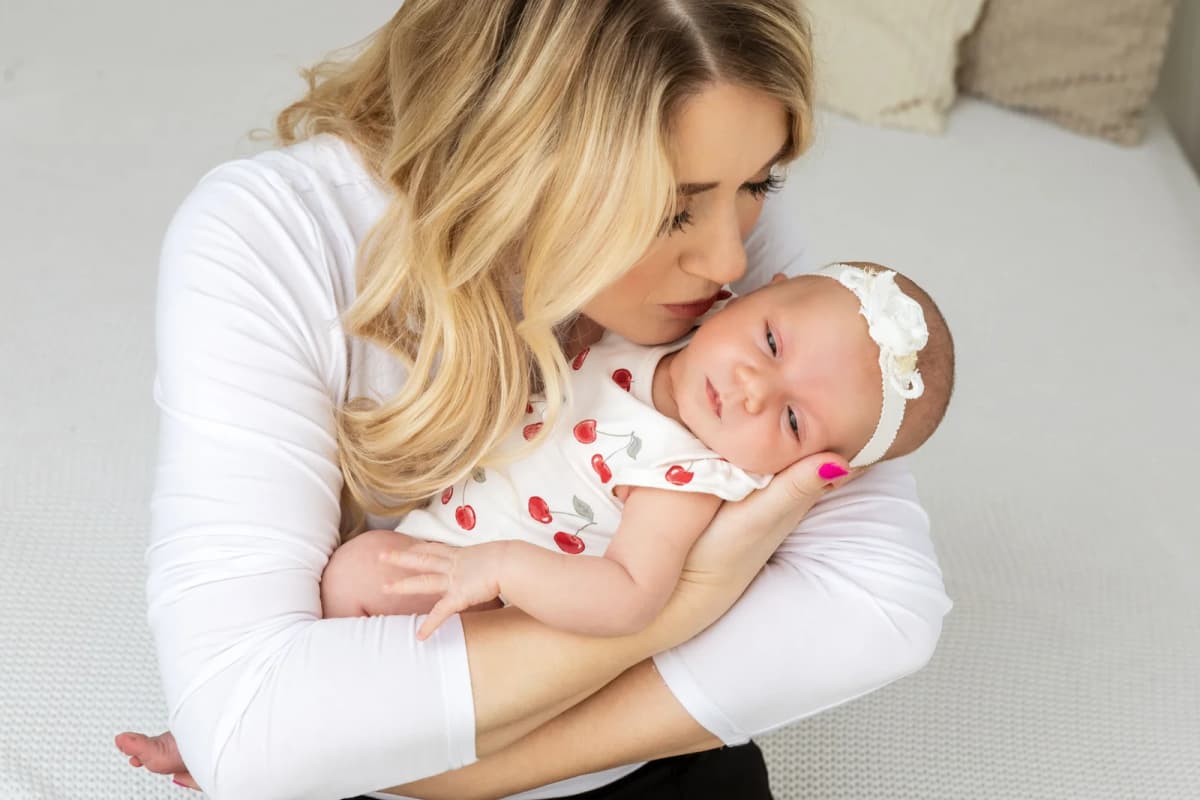Detail sourozeneckého momentu na newborn focení u Brna