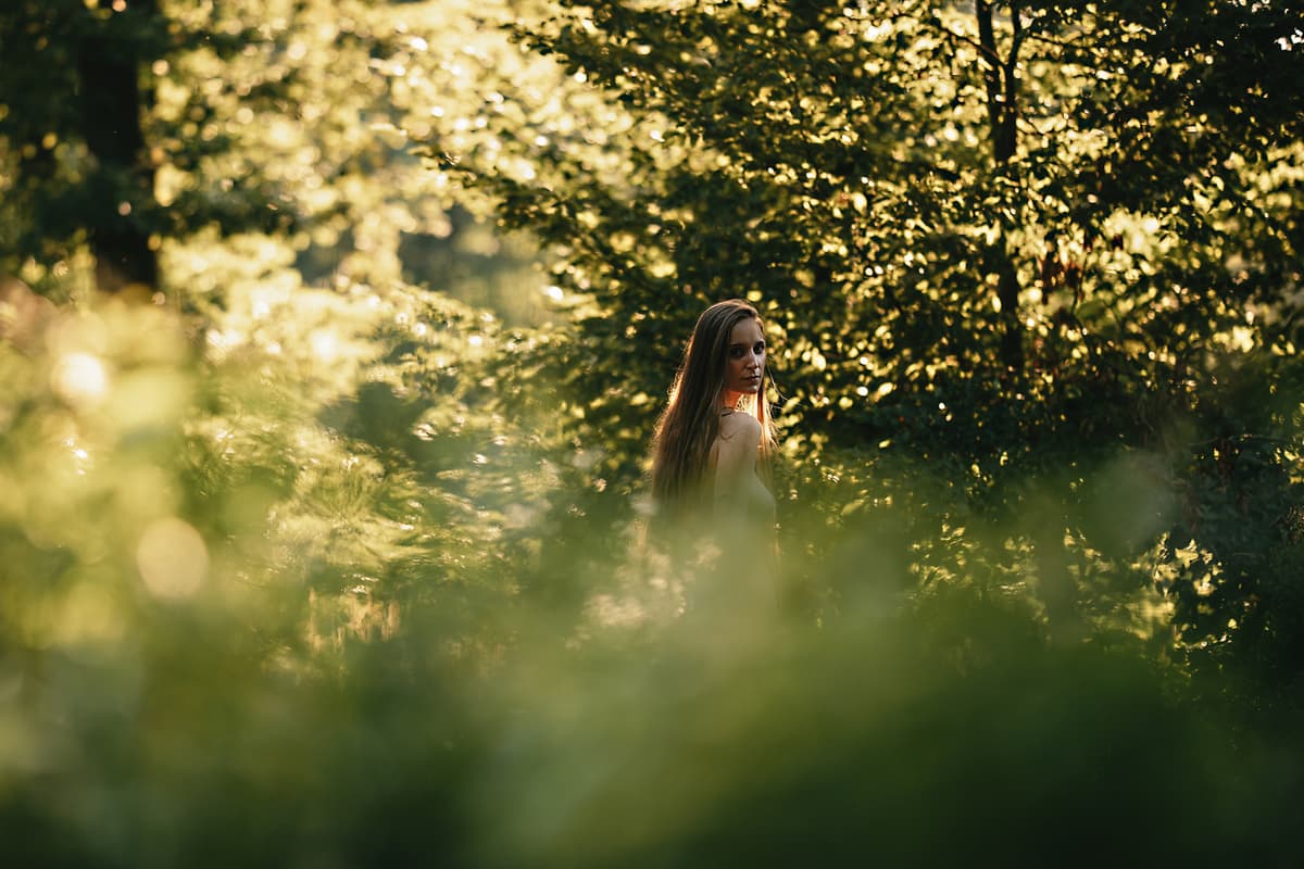 Akty v lese nedaleko Brna, focení v přírodě plné světla a klidu