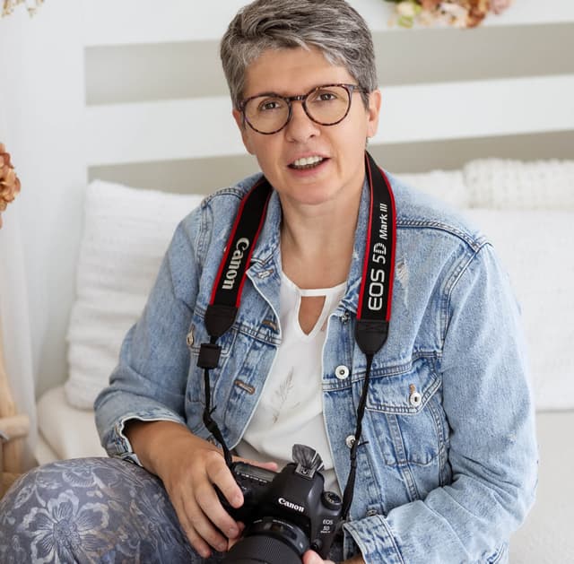 Marcela Kramářová s profesionálním fotoaparátem Canon ve fotoateliéru v Čechyni nedaleko Brna