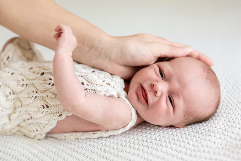 Přirozené newborn focení miminka v ateliéru v Čechyni nedaleko Brna, detail novorozence v jemném světle