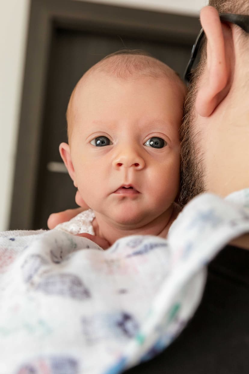Newborn focení Brno, miminko jemně spí s dudlíkem v ateliéru v Čechyni nedaleko Brna, klidný portrét v denním světle