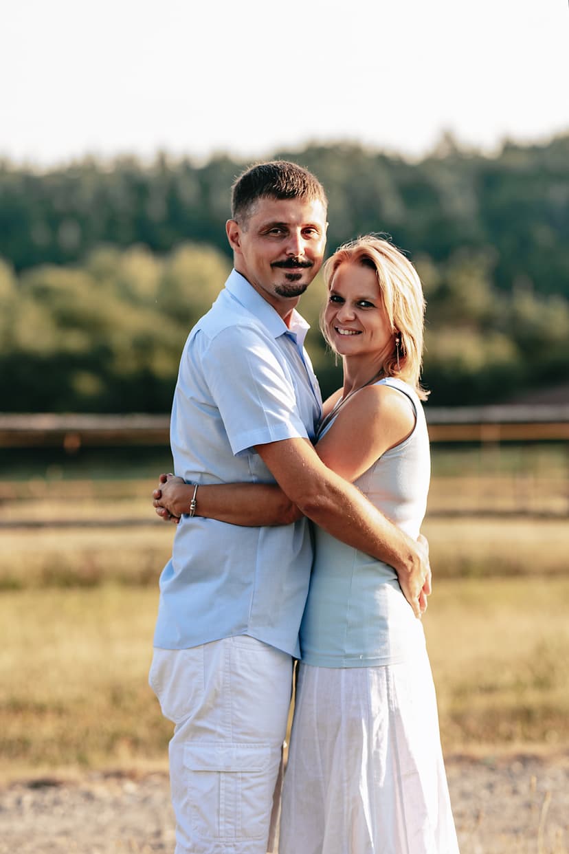 Rodinné focení na statku Olšany u Brna, portrét páru plný lásky a blízkosti, Marcela Kramářová