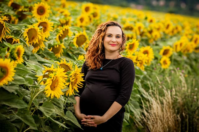 Těhotenské focení v městském parku v Brně, nastávající maminka mezi listím při zlaté hodince, fotografka Marcela Kramářová