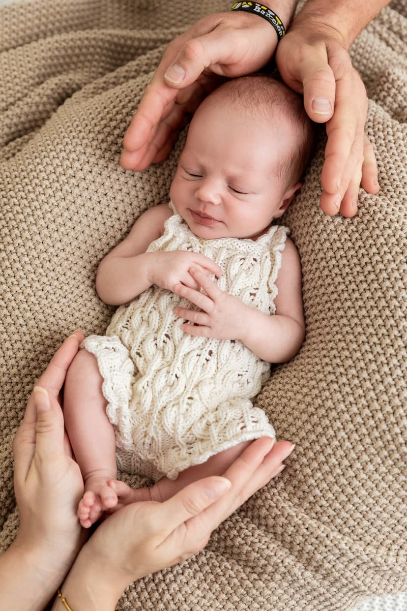 Newborn focení Brno, miminko Josefínka v dlaních rodičů v ateliéru v Čechyni nedaleko Brna, klidné rodinné focení