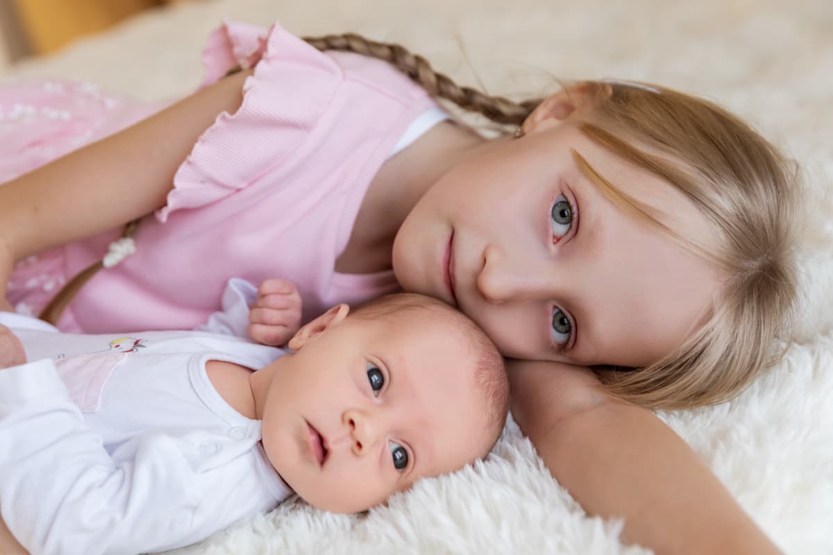 Newborn focení se sourozencem v Brně, jemně a v prckově tempu