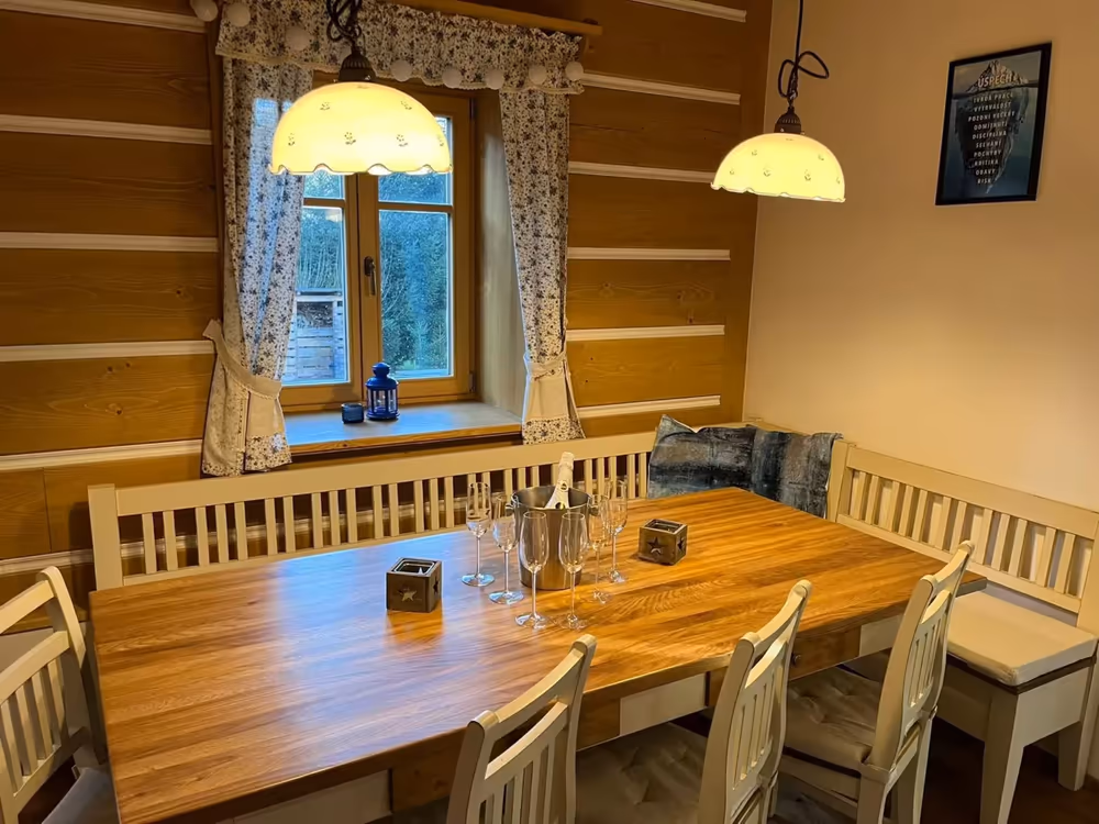 Jídelna s dlouhým dřevěným stolem